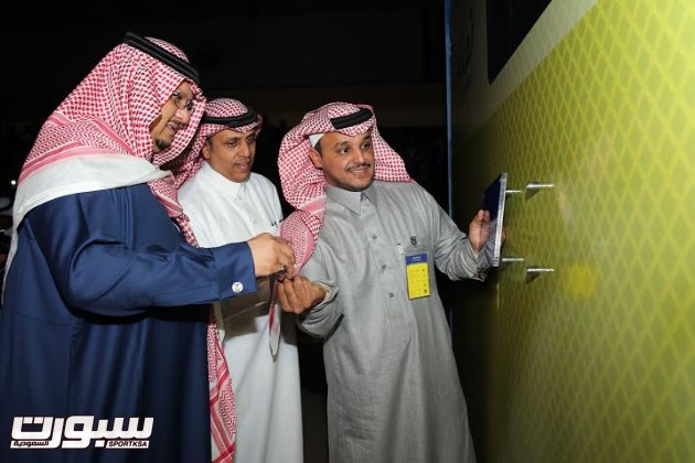 نقره لتكبير أو تصغير الصورة ونقرتين لعرض الصورة في صفحة مستقلة بحجمها الطبيعي