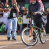مسن يشعل سباق الدراجات في رالي حائل