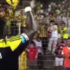 فيديو.. مونتاري يهدي قميصه لطفل عاشق للاتحاد