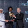 الشهراني يتوج بجائزة “غلوب سوكر” لأفضل لاعب خليجي 2015