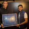 الشهري يستلم جائزة بطل كأس العالم التفاعلية 2015 من رونالدو