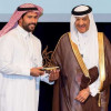 الأمير سلطان بن سلمان يكرم الفنان القنديل