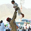 صورة رجل أمن يداعب طفلاً من ضيوف الرحمن تثير إعجاب «المغردين»