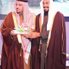 أمير القصيم يكرم المشيقح
