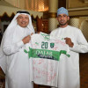 إدارة الاهلي تكرم الحوسني وتهديه قميص بتوقيع اللاعبين