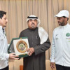 التمياط يكرم المشجع نواف الشمري الذي قام بتنظيف المدرج في لقاء الاخضر امام الكويت