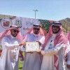 محافظ القرى خالد العبيلان يكرم الإعلامي معيض الزهراني