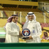 رئيس نادي العدالة يكرم مدير ملعب الاحساء