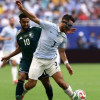 تيسير الجاسم يفتح النار على سالم الدوسري بعد تعادل الأخضر أمام أوروغواي