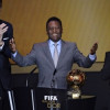 بيليه ينال الجائزة الشرفية لكرة FIFA الذهبية
