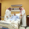 رئيس نادي الرياض يزور مدرب الفريق في المستشفى