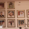 زاهد يزين جدران المركز الإعلامي في الاتحاد بصور زملائه السابقين