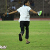 بالصور: مشجع هلالي يقتحم ملعب مباراة الاتحاد والنصر