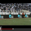 جماهير الهلال تقذف الحكم المساعد بعلب المياة في مباراة الفتح – فيديو