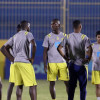 بالصور : ماميتش يوضح للاعبي النصر ملاحظاته على ودية الفيصلي