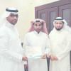 بالصور…. رئيس قسم اللغة الأنجليزية بتعليم الاحساء يكرم الاعلامي ” الطويل “