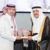 الأمير أحمد بن عبدالعزيز يكرم المذيع المقبل