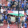 جماهير يونيفيرسيداد التشيلي ترفع علم فلسطين