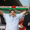 مارادونا يرفع وشاح فلسطين عاليا خلال مشاركته افتتاح كرة القدم الموحدة
