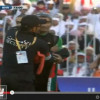 مشجع يقتحم مباراة الكويت والبحرين ويحتضن الحارس